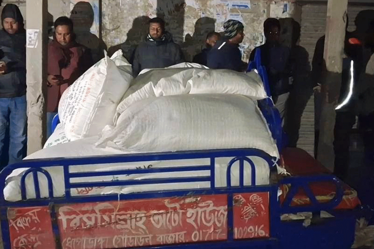 গাইবান্ধায় পাচারকালে ২০ বস্তা  ডিএপি সার জব্দ