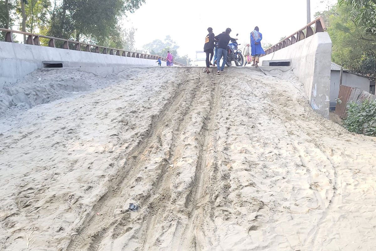 ১৭ কোটি টাকার সেতুতে নেই সংযোগ সড়ক, ভোগান্তি চরমে