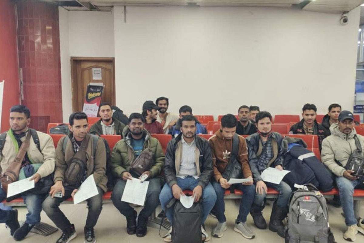 রাশিয়া থেকে ফিরলেন চাকরিচ্যুত ৩৫ বাংলাদেশি