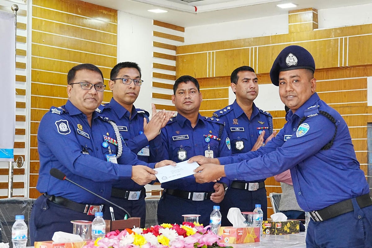 মাদক উদ্ধারে জেলার শ্রেষ্ঠ বুড়িচং থানার দুই পুলিশ কর্মকর্তা