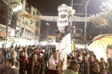 আমির হামজার বিরুদ্ধে বিক্ষোভ, কুশপুত্তলিকায় জুতার মালা