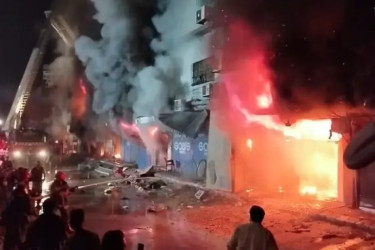 পাকিস্তানে শপিংমলে অগ্নিকাণ্ডে নিহত ৫