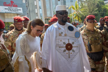 গিনির প্রেসিডেন্ট হিসেবে শপথ নিলেন সামরিক নেতা ডুম্বুয়া