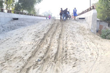 ১৭ কোটি টাকার সেতুতে নেই সংযোগ সড়ক, ভোগান্তি চরমে