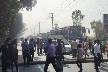 বাসচাপায় শিক্ষার্থী আহত, সাতকানিয়ায় মহাসড়ক অবরোধ