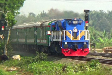 ট্রেনে টিকিটবিহীন যাত্রীদের থেকে সাড়ে ১৪ লাখ টাকা আদায়