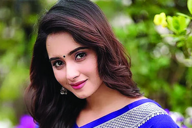 ভিন্ন লুকে কেয়া পায়েল