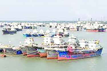 লাইটারেজ সংকটে চট্টগ্রাম বন্দরে পণ্য খালাস ব্যাহত