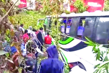 মাদারীপুরে বাস ইজিবাইক সংঘর্ষে সাতজন নিহত