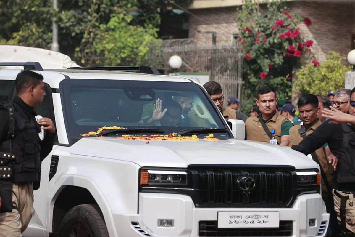 তারেক রহমানের গাড়িতে রহস্যময় কাগজ সেঁটে উধাও বাইকার