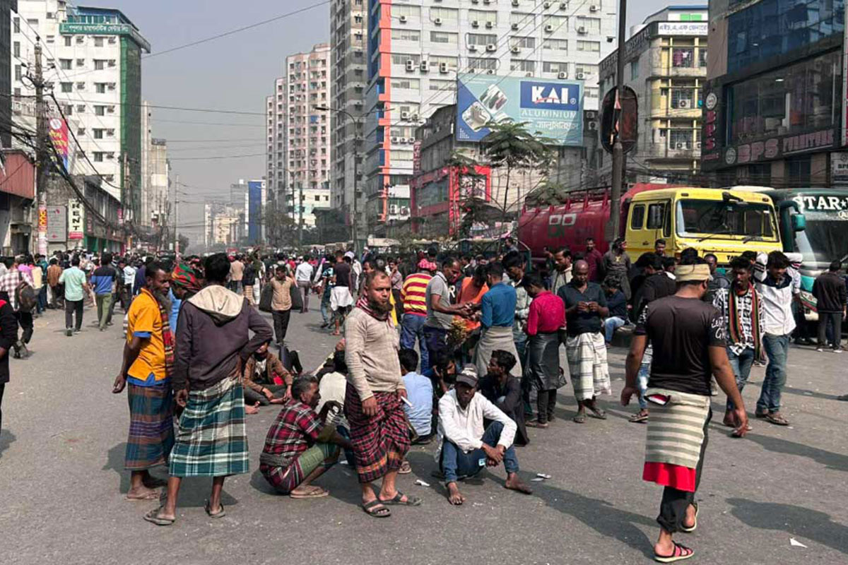 বাড্ডায় অটোরিকশা চালকদের সড়ক অবরোধ, ভোগান্তি