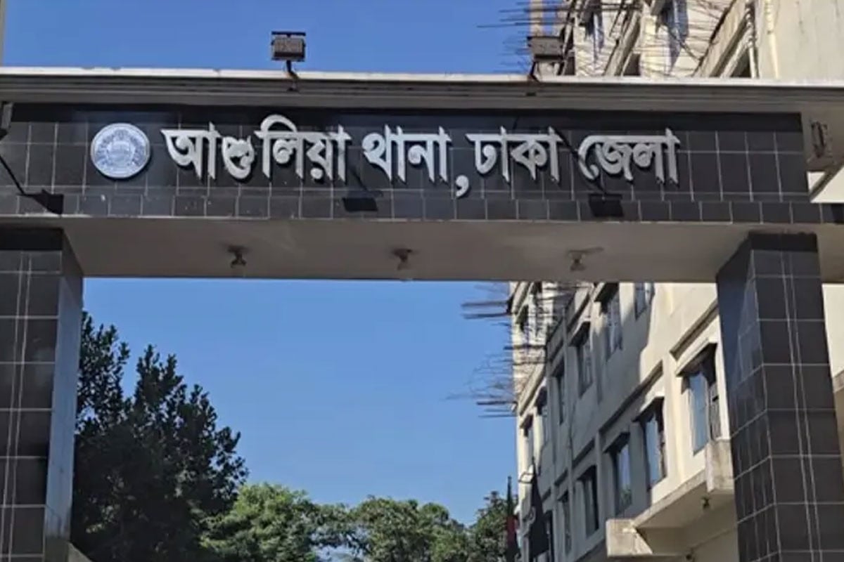 আশুলিয়ায় পোশাক শ্রমিকদের বিক্ষোভে পাঁচ পুলিশ সদস্য আহত