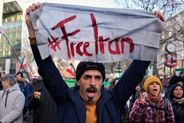 ট্রাম্পের অবস্থান বদলে প্রতারিত বোধ করছেন ইরানের বিক্ষোভকারীরা