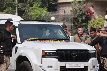 তারেক রহমানের গাড়িতে রহস্যময় কাগজ সেঁটে উধাও বাইকার