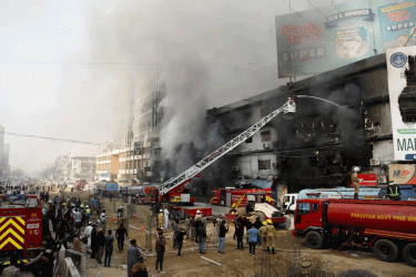 করাচির শপিংমলে আগুনে নিহত বেড়ে ১১, নিখোঁজ ৬০