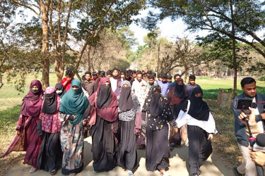 শাকসু নির্বাচন স্থগিতে হাইকোর্টে রিট, প্রতিবাদে বিক্ষোভ