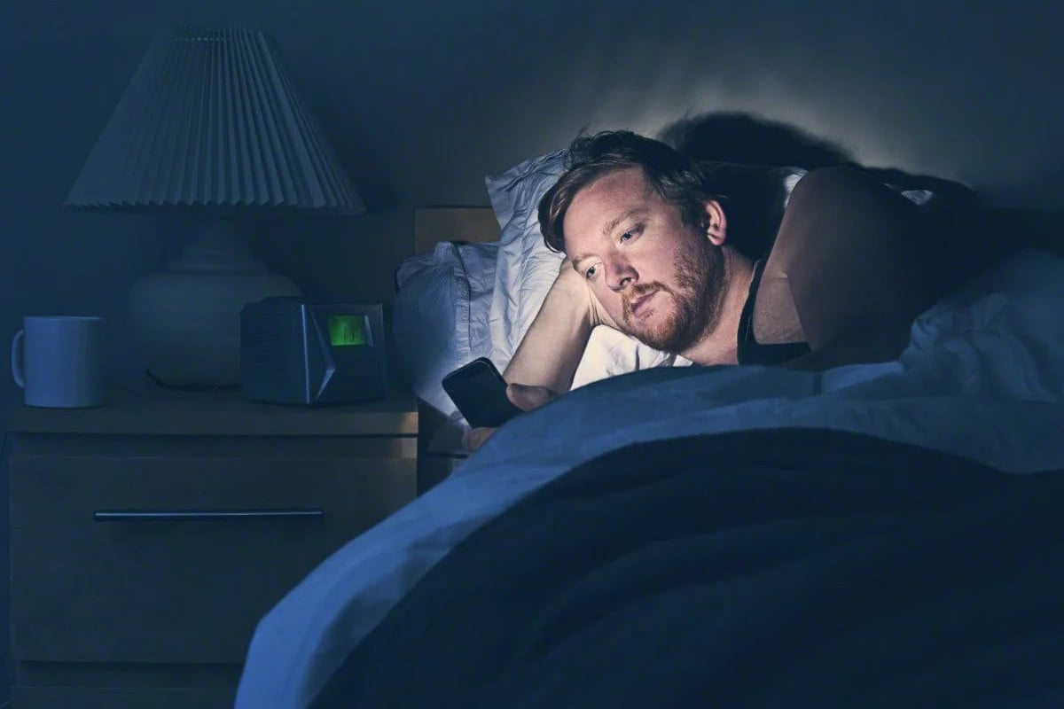 ঘুমের আগে ফোন ব্যবহারে মানসিক ও শারীরিক স্বাস্থ্যঝুঁকি