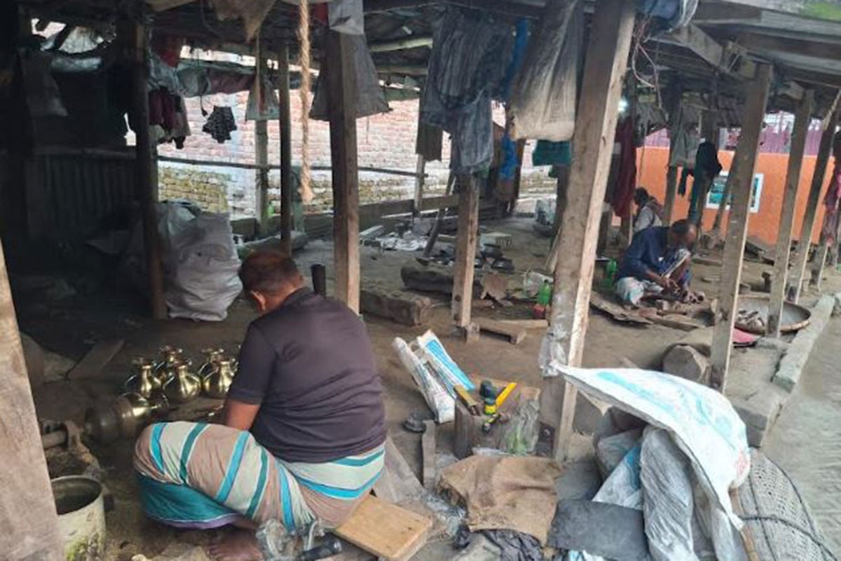 শরীয়তপুরের ঐতিহ্যবাহী কাঁসা-পিতল শিল্প বিলুপ্তির পথে