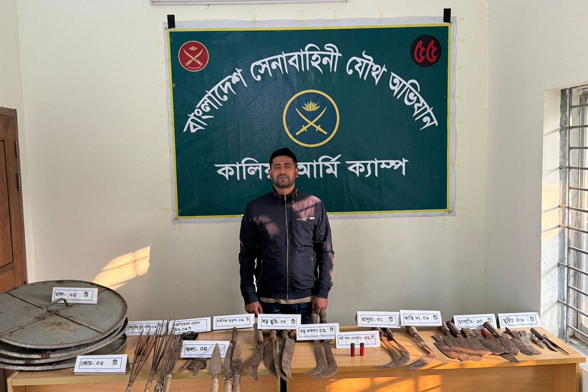 নড়াইলে দেশি অস্ত্র ও গুলিসহ যুবক আটক