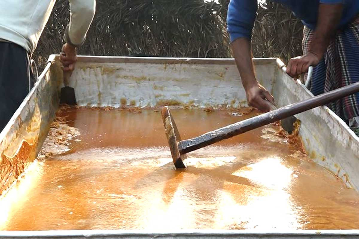 সিরাজগঞ্জে তৈরী হচ্ছে সুস্বাদু খেজুরের গুড়