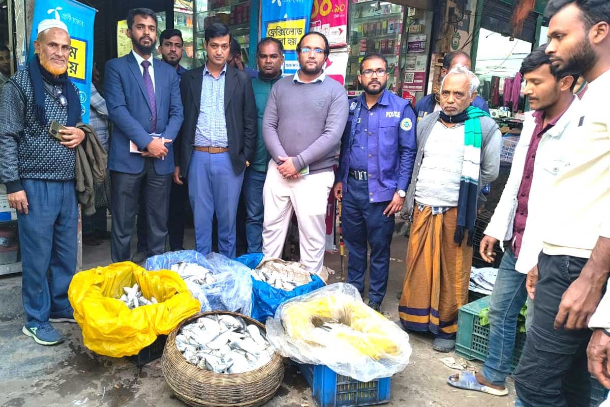 বরিশালে জাটকা বিক্রির দায়ে পাঁচজনকে জরিমানা