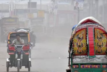 বায়ুদূষণের শীর্ষে লাহোর, ঢাকার অবস্থান কত?