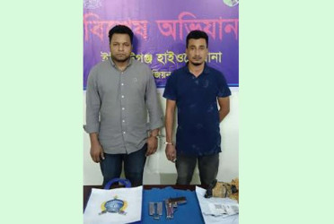 যাত্রীবাহী বাসে তল্লাশি চালিয়ে পিস্তলসহ দুই যুবক আটক