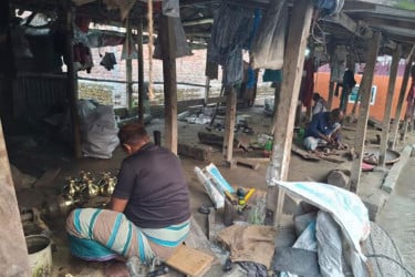 শরীয়তপুরের ঐতিহ্যবাহী কাঁসা-পিতল শিল্প বিলুপ্তির পথে