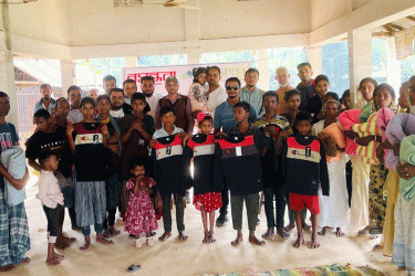 কুলাউড়ায় দেড় শতাধিক সুবিধাবঞ্চিতরা পেলেন শুভসংঘের উপহার