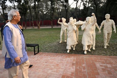 জুলাই গণ-অভ্যুত্থান স্মৃতি জাদুঘর পরিদর্শনে প্রধান উপদেষ্টা