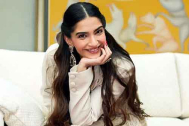 ভক্তদের সুখরব দিলেন সোনম কাপুর