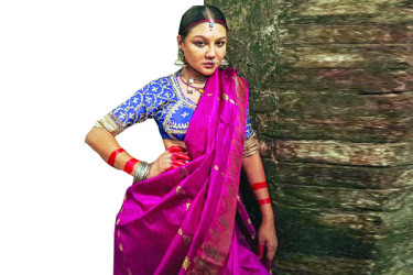 ভিন্ন লুকে জয়া