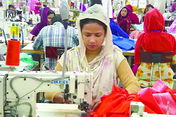 মুখোমুখি পোশাক ও বস্ত্র খাতের ব্যবসায়ীরা