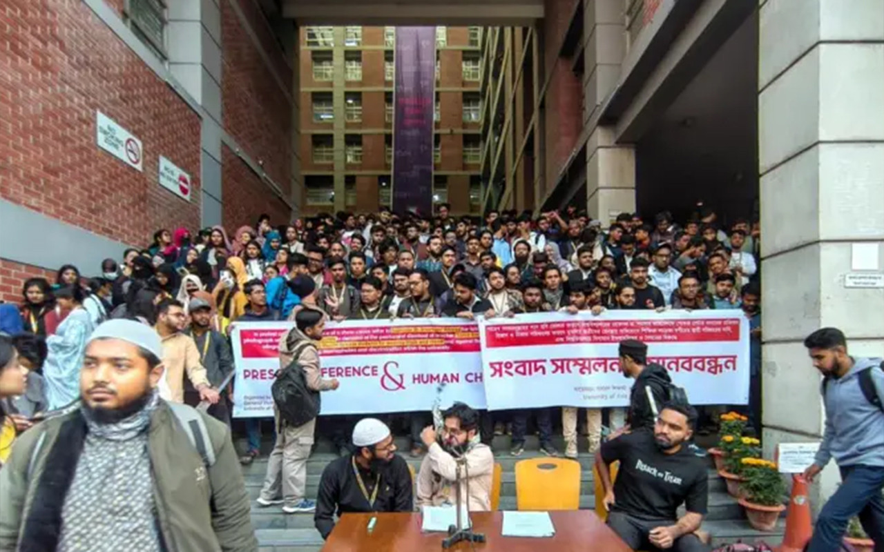 দিনভর বিক্ষোভ-রাতভর বৈঠকের পর ইউএপি শিক্ষার্থীদের আন্দোলন স্থগিত