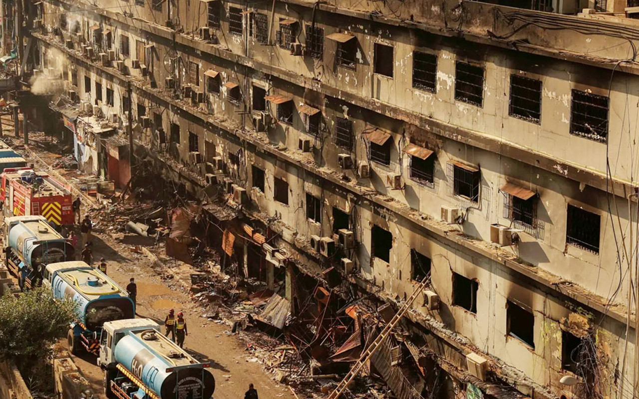 করাচিতে শপিং মলে আগুন : নিহত ২৮, নিখোঁজ ৮১