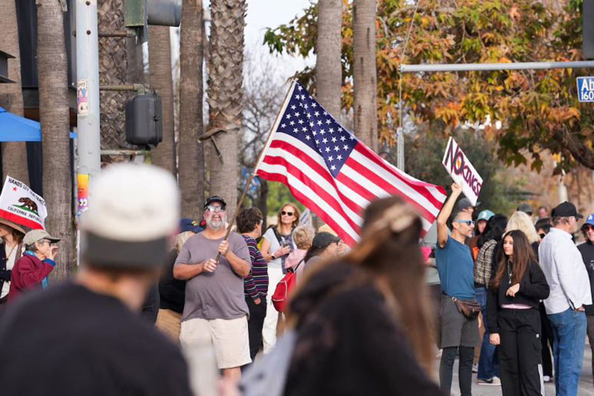 ট্রাম্পের অভিবাসন নীতির বিরুদ্ধে যুক্তরাষ্ট্রে বিক্ষোভ
