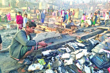 আগুনে পুড়ে গেছে শতাধিক ঘর