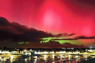 সৌরঝড়ের আঘাতে রঙিন আকাশ