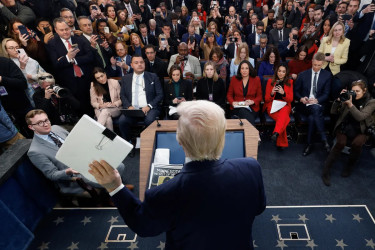 গ্রিনল্যান্ড দখলের জন্য কতদূর যেতে পারেন ট্রাম্প?