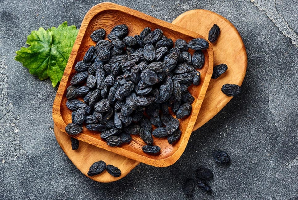 কালো কিশমিশ ভিজিয়ে খেলে শরীরে কি হয়?