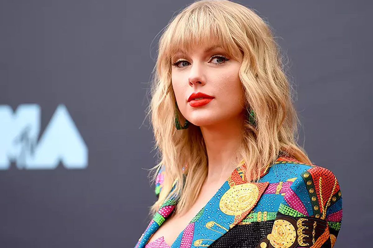 নতুন মাইলফলকে টেইলর সুইফট