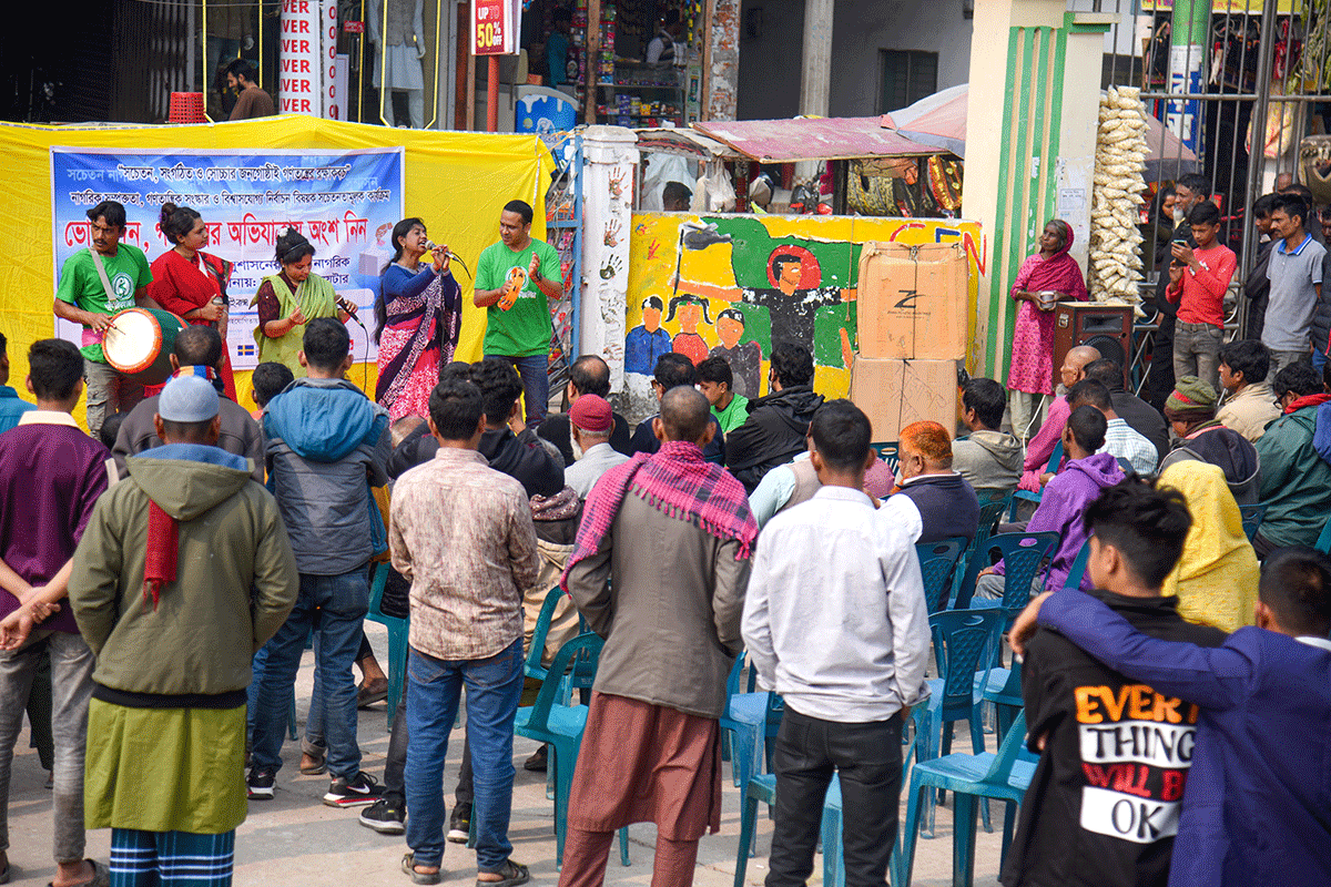 গাইবান্ধায় ভোটের মাঠে প্রচারণামূলক পথনাটক