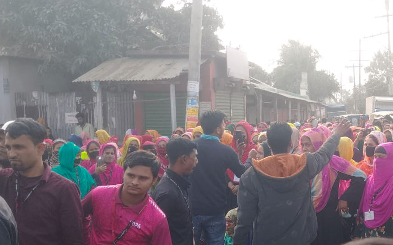 শ্রীপুরে বকেয়া বেতনের দাবিতে সড়ক অবরোধ