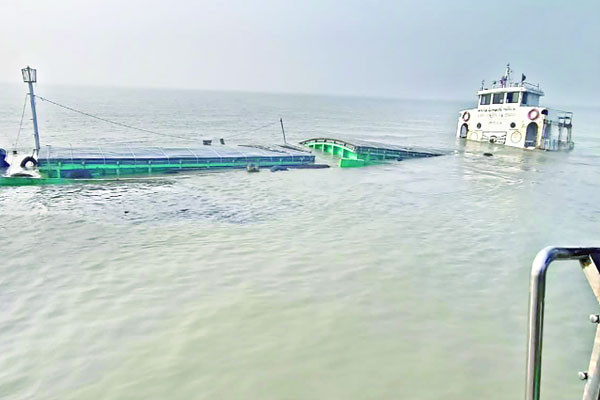পশ্চিমবঙ্গে নদীতে ডুবে গেল বাংলাদেশি পণ্যবাহী জাহাজ