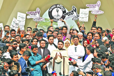 তিন নেতা ও হাদির কবর জিয়ারত করে প্রচারে এনসিপি