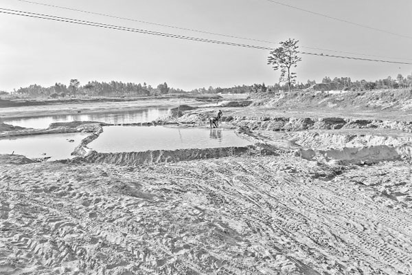 বালু লুটের মহোৎসব