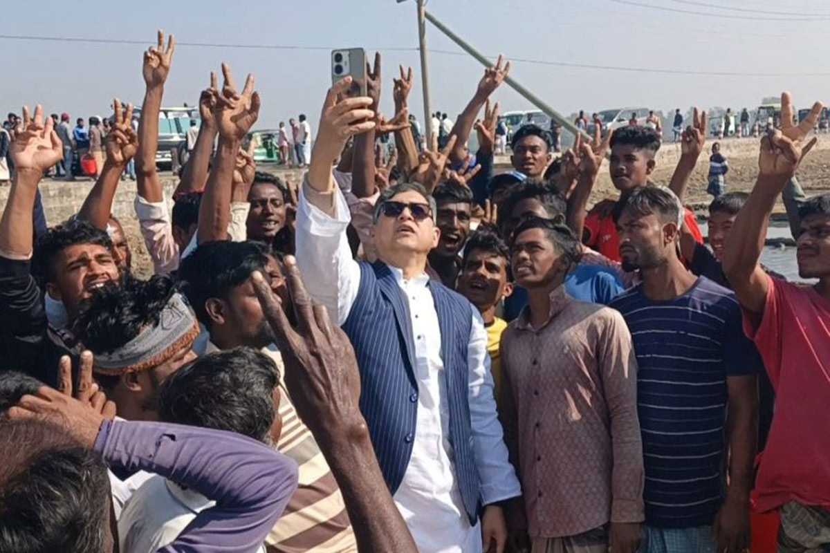 নির্বাচনি প্রচারে লবণ চাষিদের সঙ্গে সেলফি সালাহউদ্দিনের