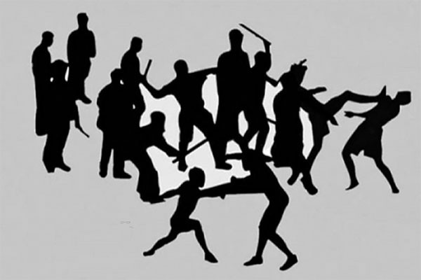 টর্চলাইট জ্বালিয়ে সংঘর্ষ আহত ১৫, বাড়িঘর ভাঙচুর