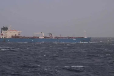 রাশিয়া থেকে আসা ট্যাংকার জাহাজ জব্দ করল ফ্রান্স