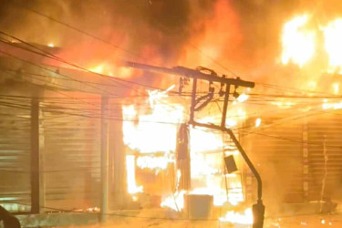 সিদ্ধিরগঞ্জে টিনশেড মার্কেটে অগ্নিকাণ্ড